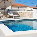 Quarnaro With Heated Pool Дом отдыха Омишаль