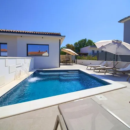 Quarnaro With Heated Pool Vakantiehuis