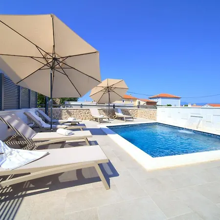 別荘 Quarnaro With Heated Pool