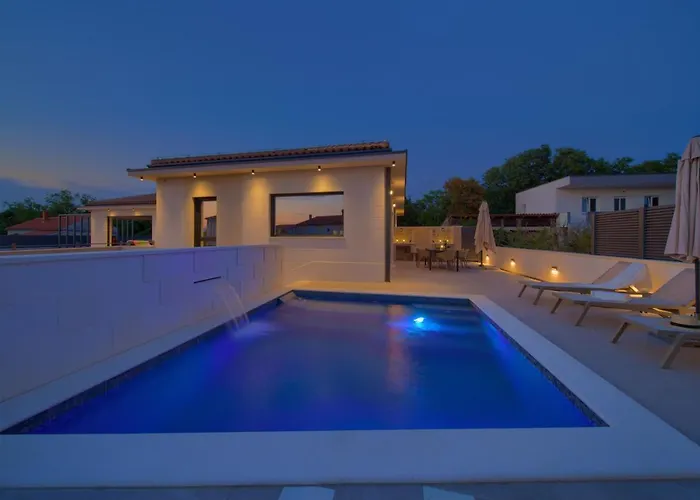 Quarnaro With Heated Pool Vakantiehuis