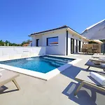 Quarnaro With Heated Pool